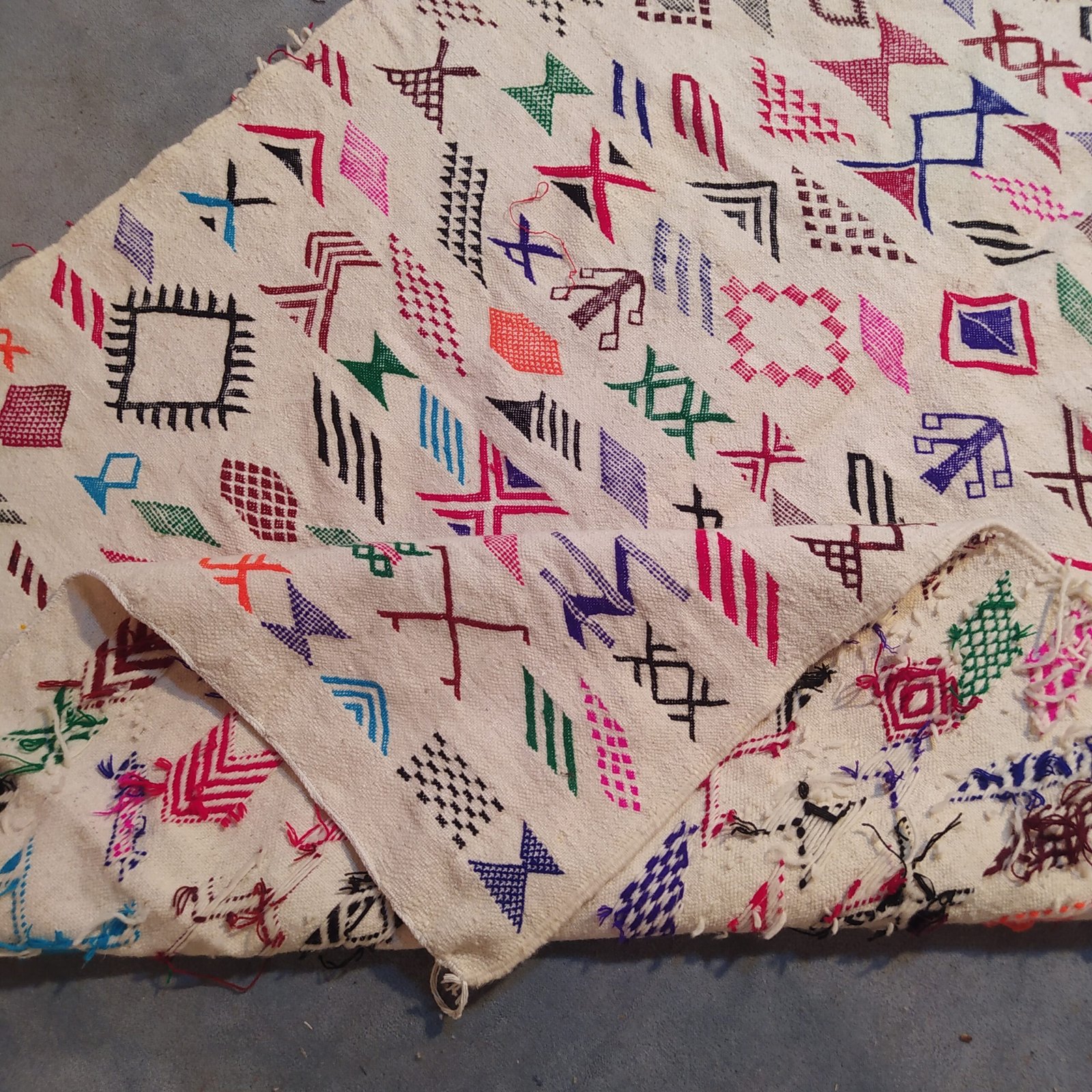 Handmade Beni Ouarain Moroccan Wool Rug – Vintage Berber Carpet for Modern Interiors - Image 11