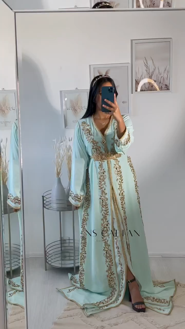 Caftan Marocain Doré – Élégance & Tradition